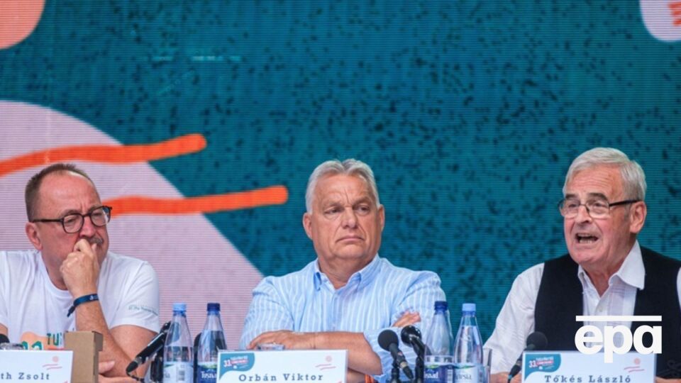 Орбан (у центрі) 27 липня виступив із промовою в румунському місті Беїле-Тушнад