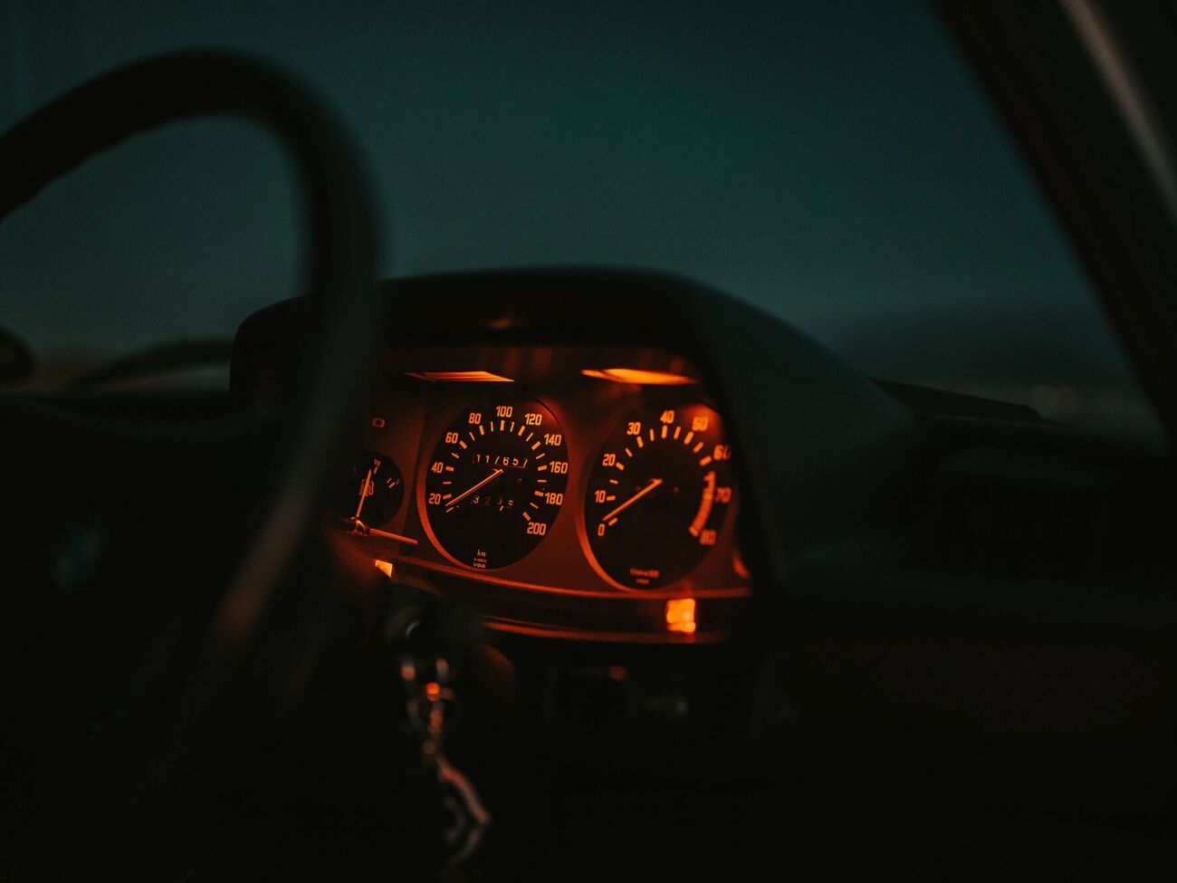 За даними поліції, підозрюваний силоміць висадив юнаків і поїхав із дівчиною в невідомому напрямку