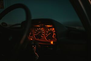 За даними поліції, підозрюваний силоміць висадив юнаків і поїхав із дівчиною в невідомому напрямку