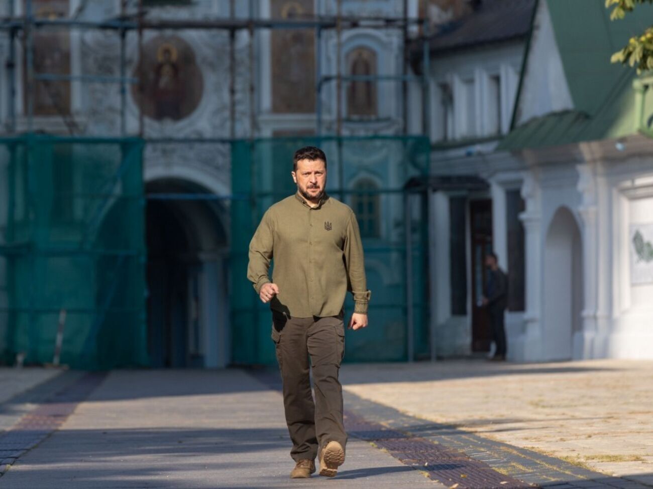 Зеленский призвал партнеров дать Украине возможность бить врага дальнобойным оружием