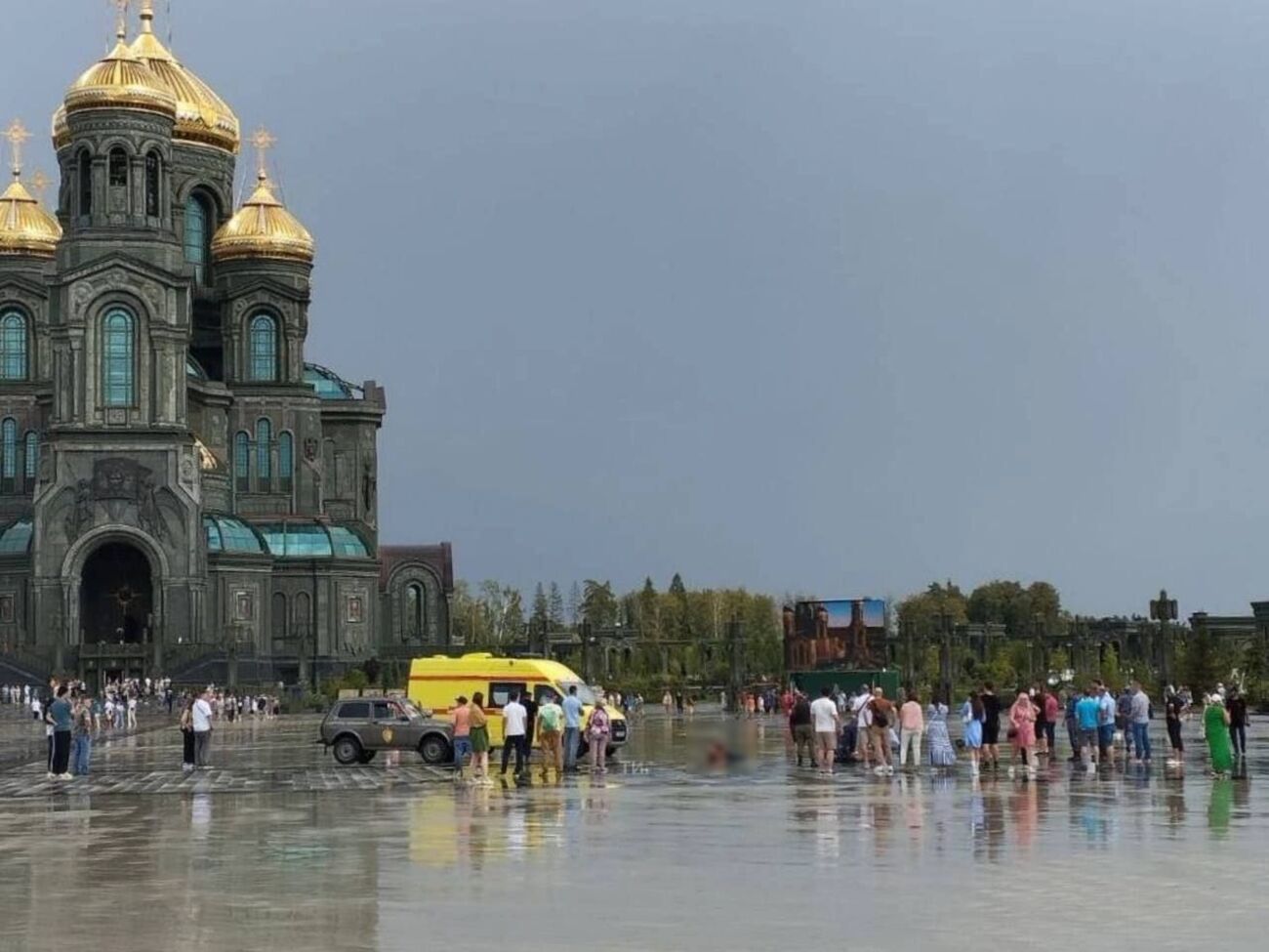 Несколько молний ударили перед военным храмом под Москвой