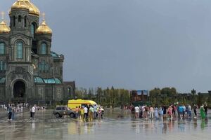 Несколько молний ударили перед военным храмом под Москвой