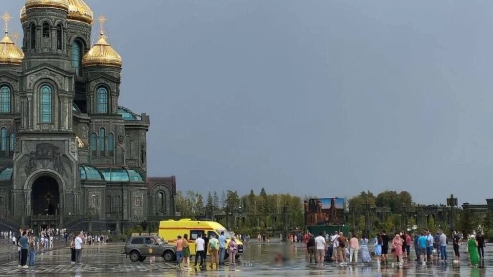 Несколько молний ударили перед военным храмом под Москвой
