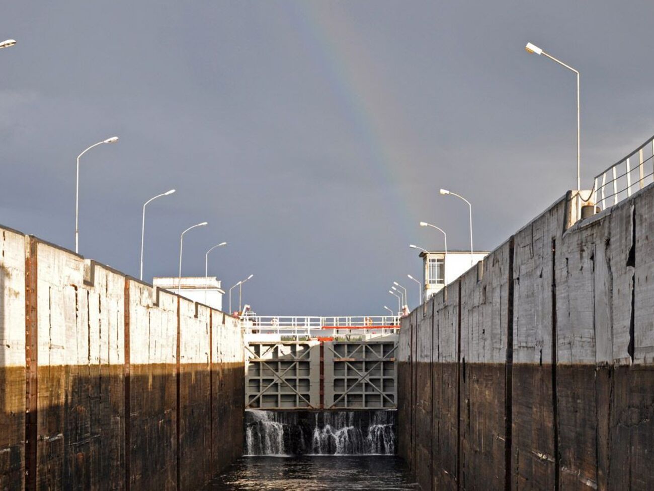 По информации СМИ, вода прорвала аварийную перемычку на шлюзах канала