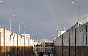 По информации СМИ, вода прорвала аварийную перемычку на шлюзах канала