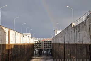 По информации СМИ, вода прорвала аварийную перемычку на шлюзах канала