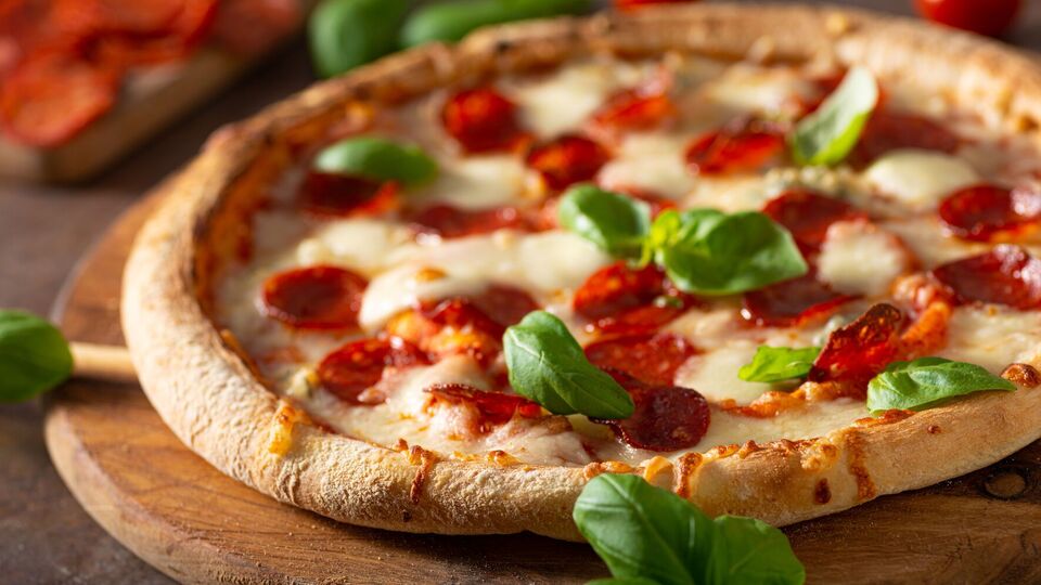 Ферментированное дрожжевое тесто придает пицце насыщенный вкус