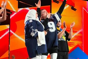 Данилко: Я возьму и сниму вот это звезду, чтобы все загадали одно желание – чтобы закончилась война