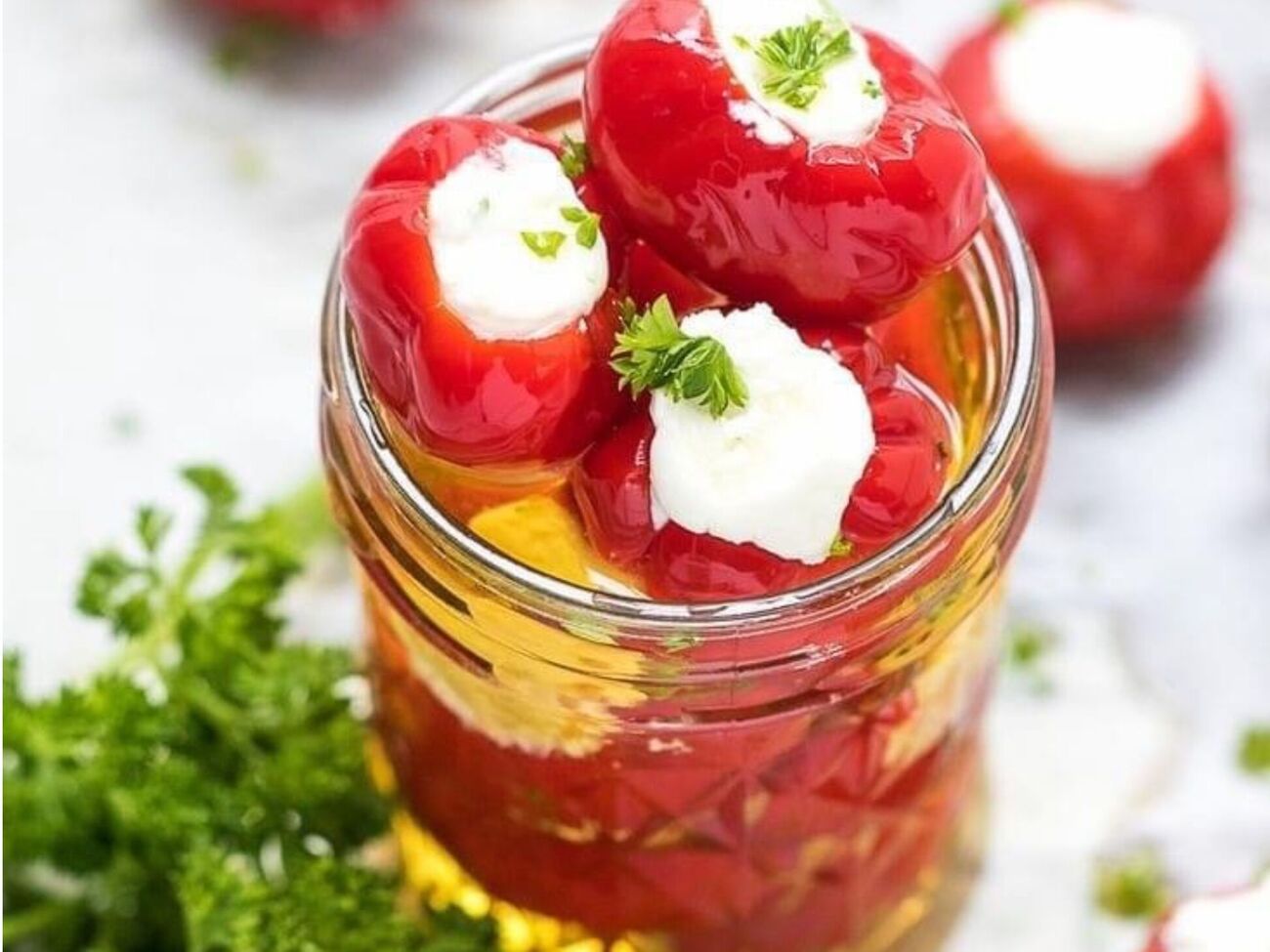 Мягкий сыр подчеркивает остро-сладкий вкус перцев