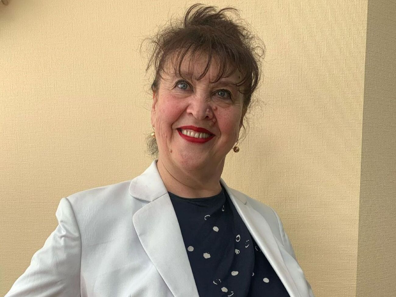 Фалион: Послушайте, ну если бы я сама не была участницей этой истории, то не поверила бы, что дятел выбрал мой дом, чтобы сделать себе дупло