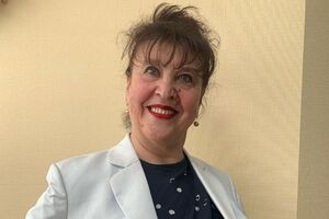 Фалион: Послушайте, ну если бы я сама не была участницей этой истории, то не поверила бы, что дятел выбрал мой дом, чтобы сделать себе дупло