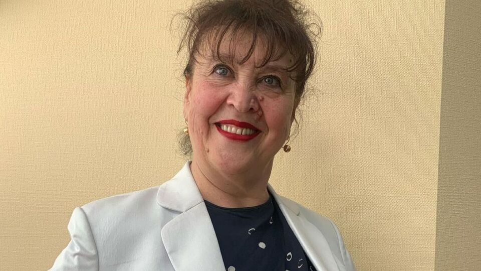 Фаліон: Послухайте, ну якби сама не була учасником цієї історії, то не повірила б, що дятел вибрав мою хату, щоб зробити собі дупло