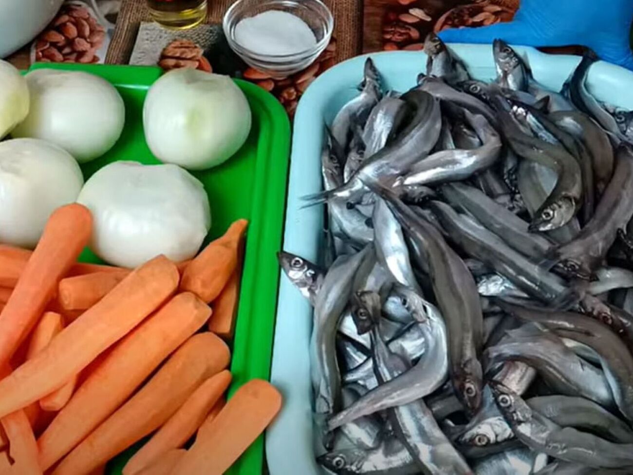 Для приготування консервів знадобляться мойва, томатний сік і цибуля з морквою