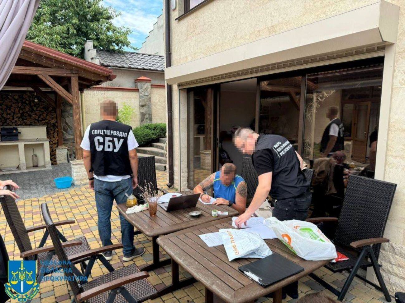 По данным следствия, чиновники могли завладеть 3,9 млн грн бюджетных средств