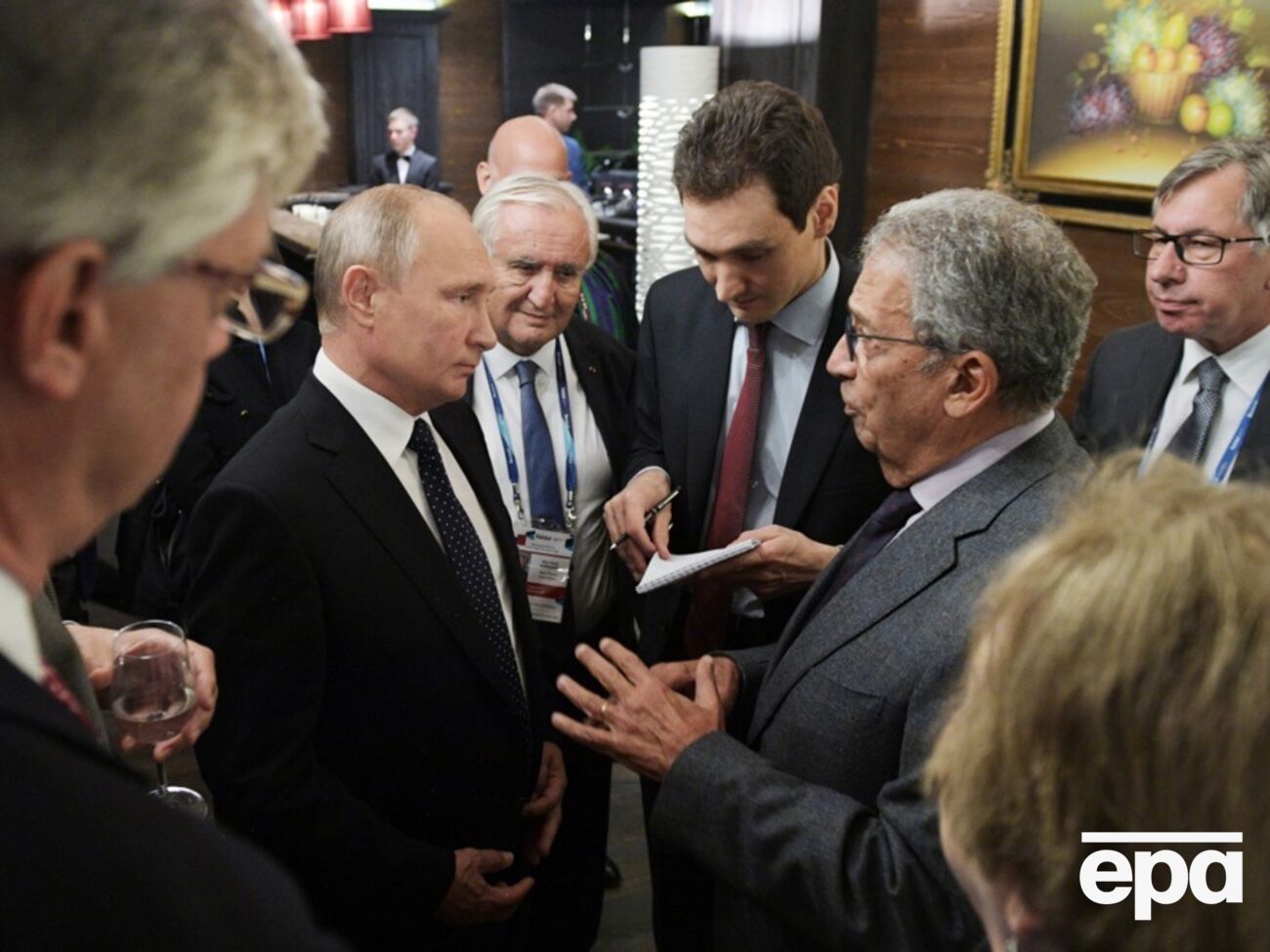 Авен (на фото справа) находится в санкционных списках разных стран