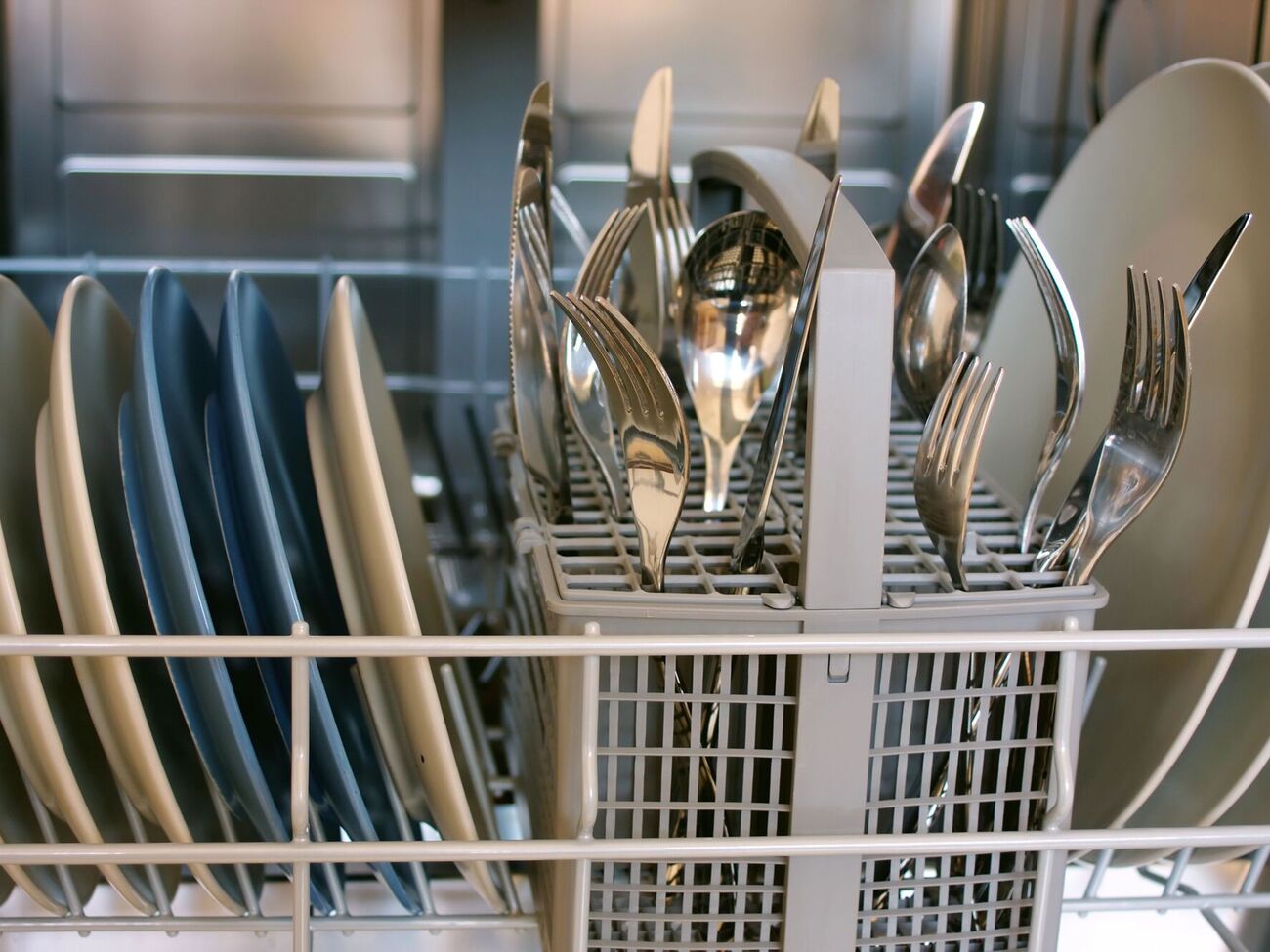 С помощью этого средства приборы в посудомойке засияют как новые