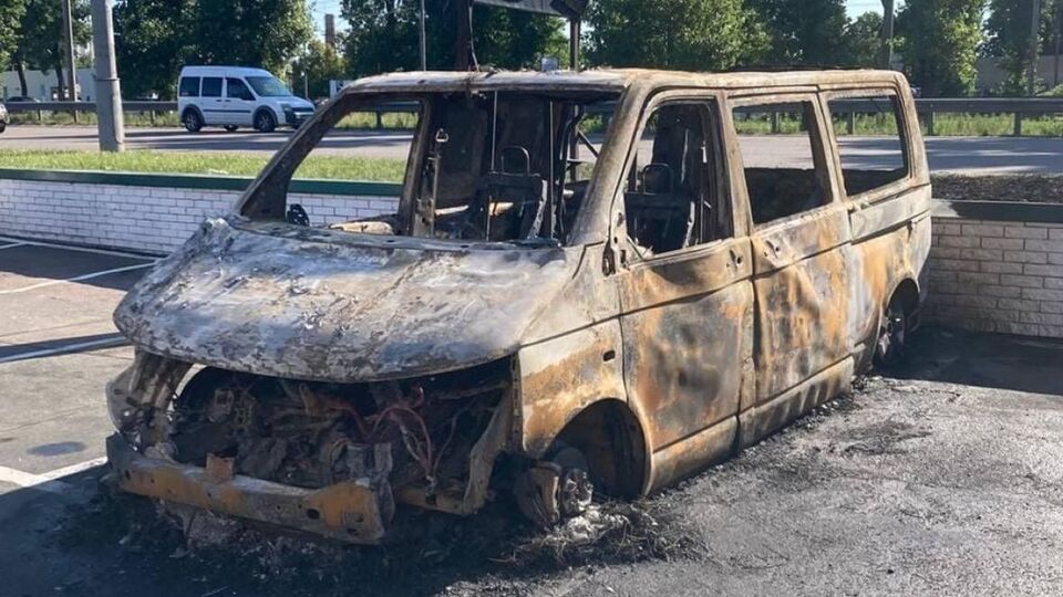 По словам Ковач, поджигали автомобиль три человека