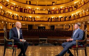 Соловʼяненко: Один високий керівник просив прилаштувати знайому співачку в оперу. Я кажу: “А я хочу в професійній футбольній команді вийти на поле“. Він насупився… – “Я її прилаштую в естраду”