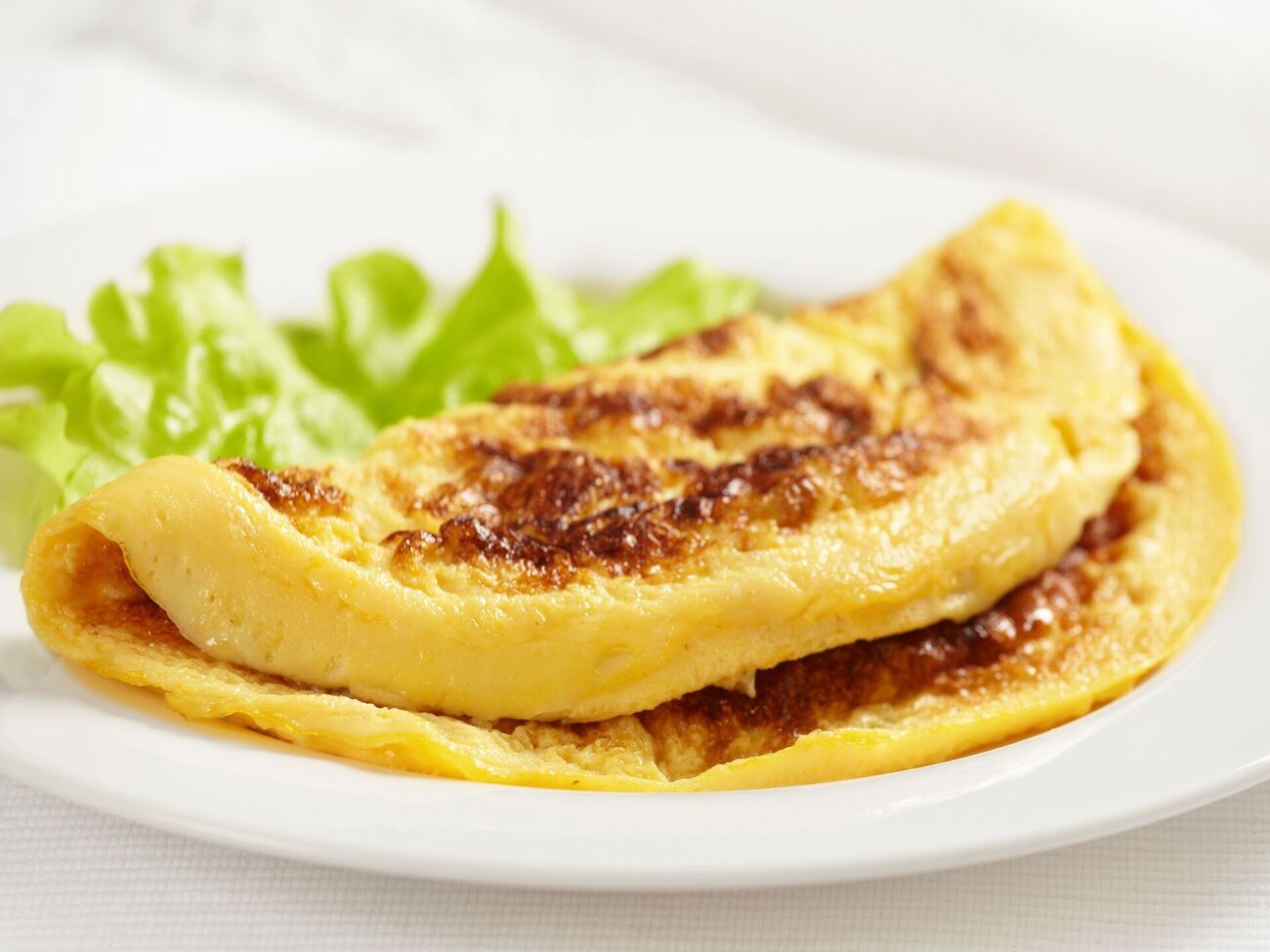 Омлет можно подаваь с зеленью