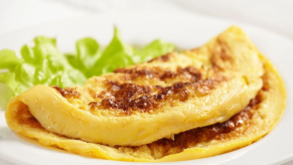 Омлет можно подаваь с зеленью