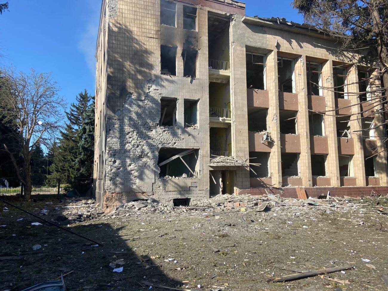 Войска РФ нанесли авиаудары по Боровой, повреждено здание Боровского поселкового совета