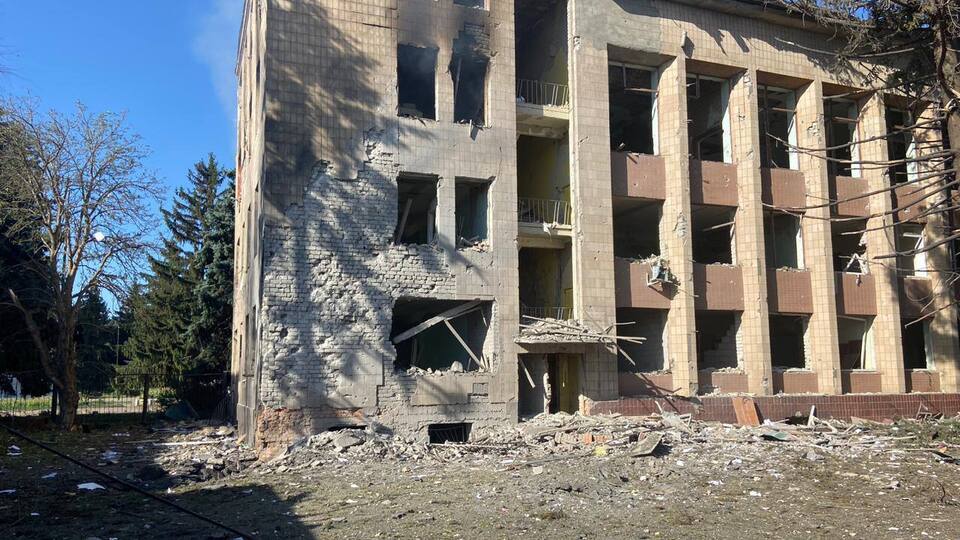 Войска РФ нанесли авиаудары по Боровой, повреждено здание Боровского поселкового совета