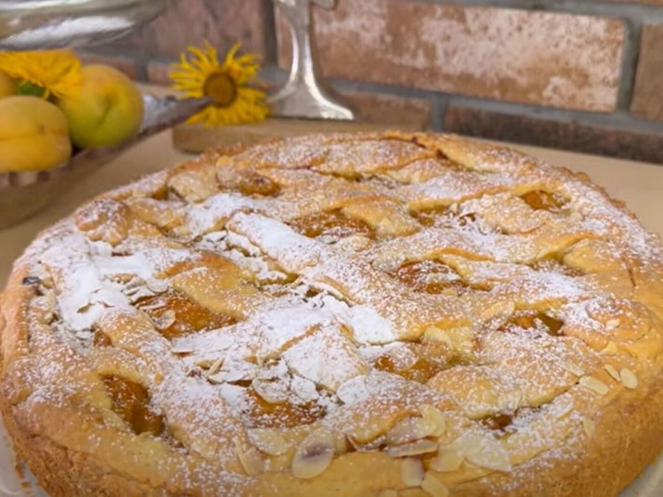 Выпекайте пирог в духовке, разогретой до 180 °С, около 50 минут