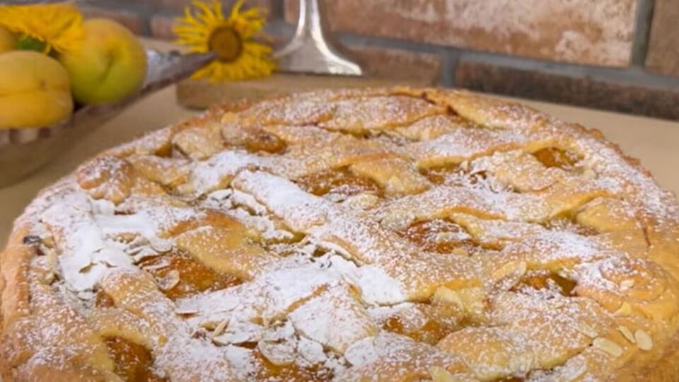 Випікайте пиріг у духовці, розігрітій до 180 °С, приблизно 50 хвилин