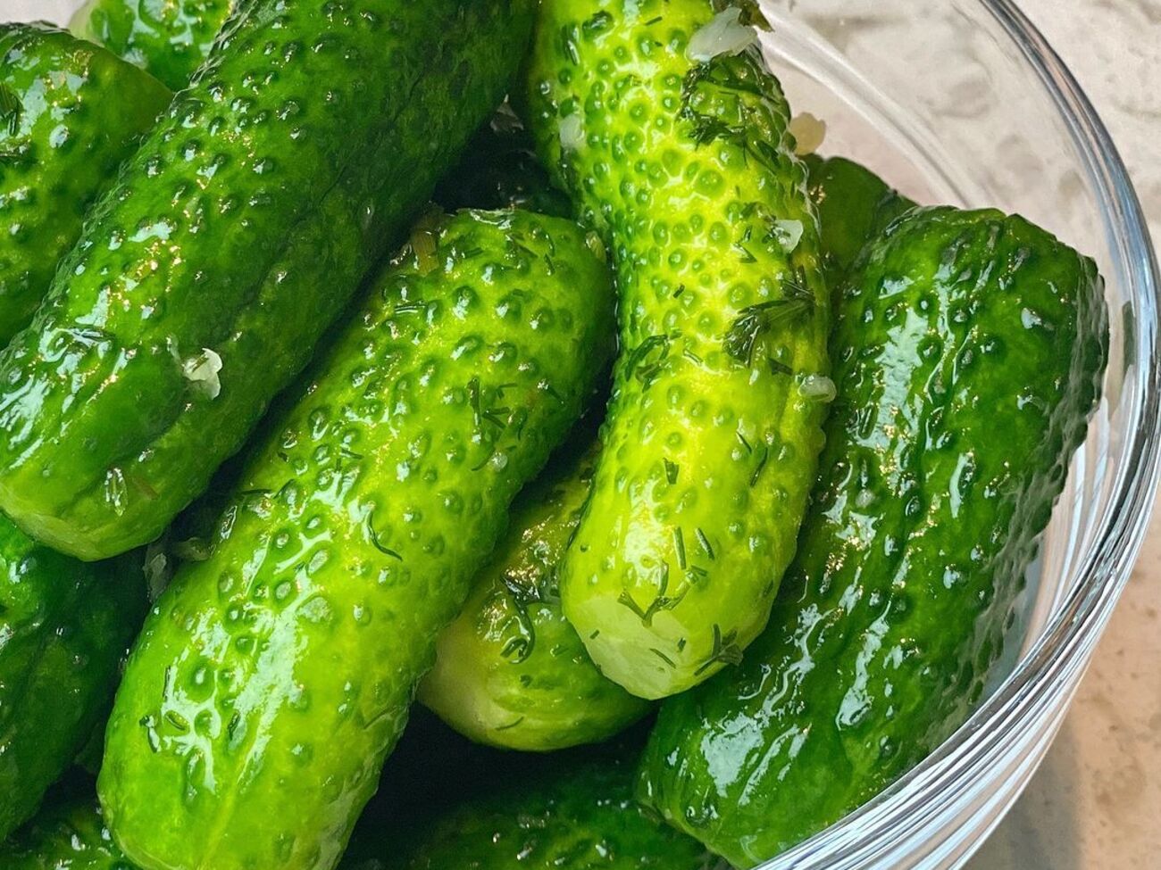 Огурцы нужно переворачивать, чтобы они просолились