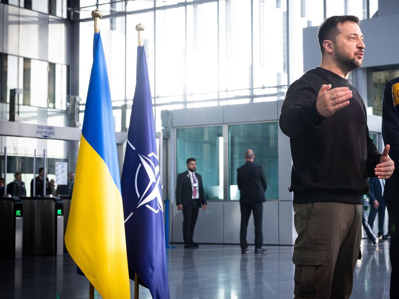 Украина понимает, что Белый дом не готов дать ей приглашение в НАТО, отмечал Зеленский