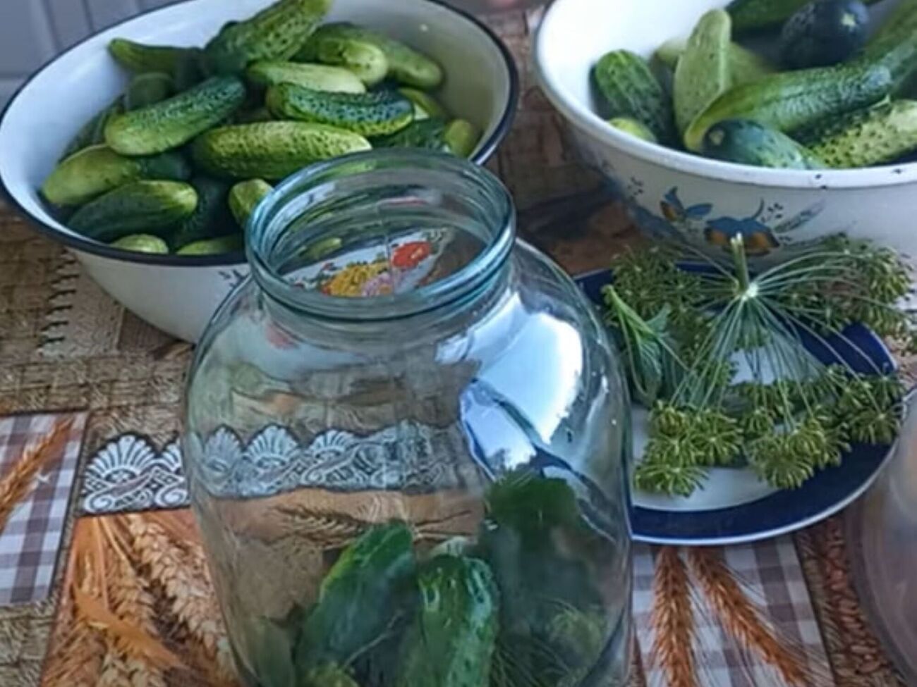 Після консервації банки потрібно перевернути і залишити в теплому місці, щоб охолонув маринад