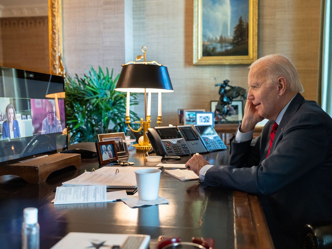 Байден созвонился с Пелоси, Шумером и другими соратниками, отметили СМИ