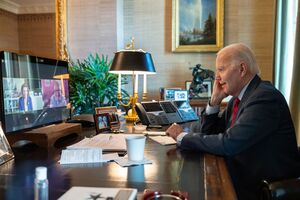 Байден созвонился с Пелоси, Шумером и другими соратниками, отметили СМИ