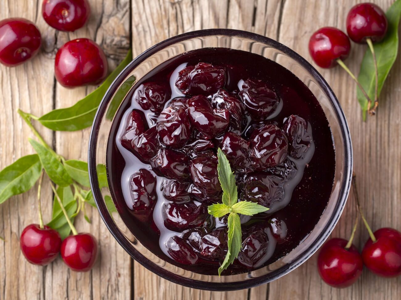 Чем меньше сока в вишнях, тем вкуснее получится мармеляда