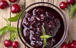 Чем меньше сока в вишнях, тем вкуснее получится мармеляда