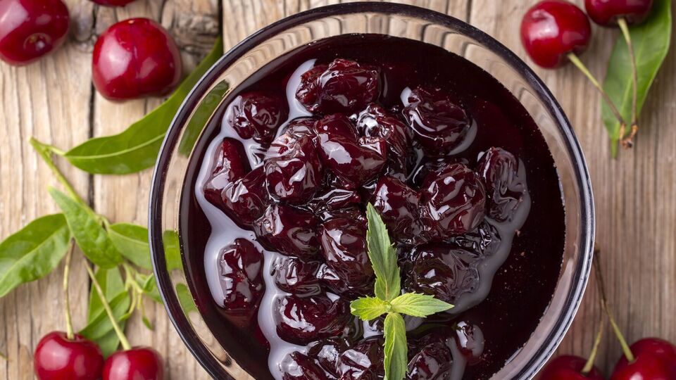 Чем меньше сока в вишнях, тем вкуснее получится мармеляда