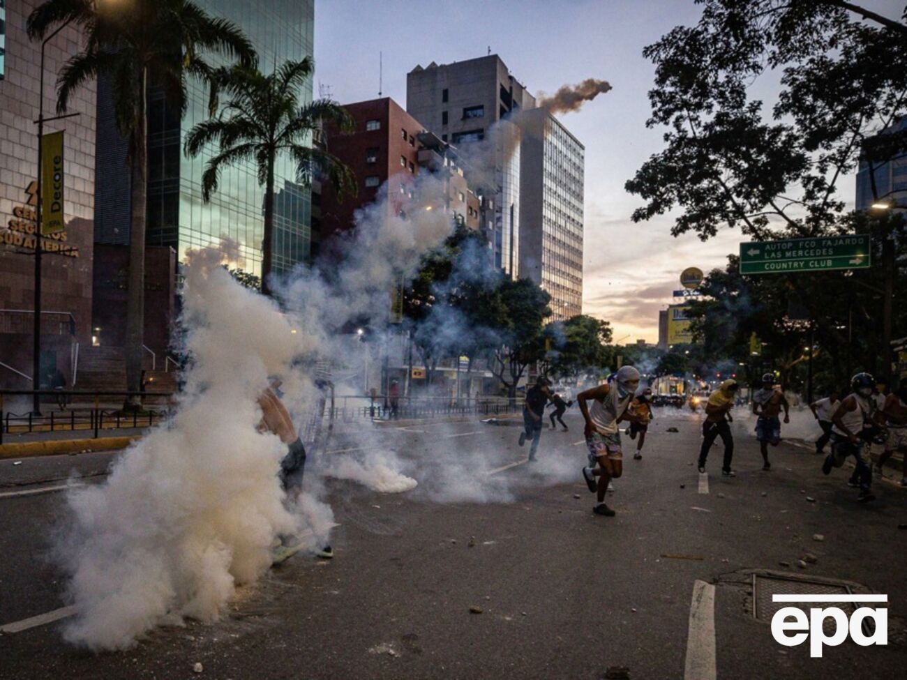 В Каракасе и других городах Венесуэлы протестуют против победы Мадуро на выборах президента