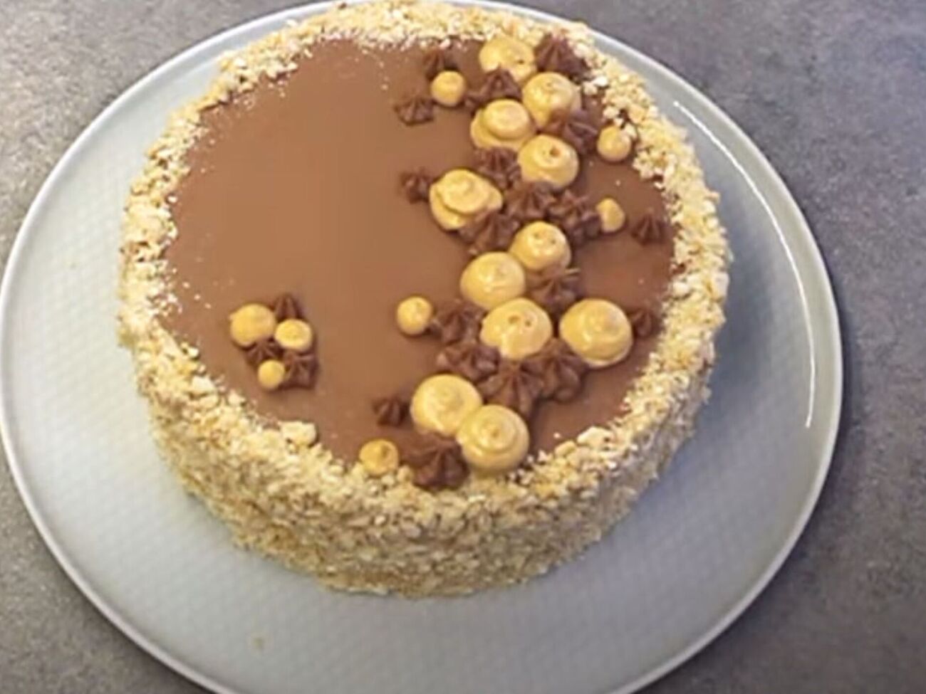 Торт должен настояться в холодильнике несколько часов