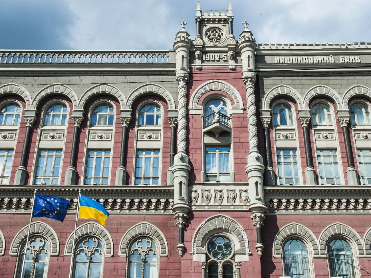Журналіст EU Today Гері Картрайт перерахував питання, які має до українського регулятора