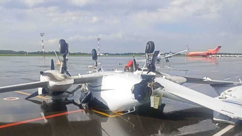 Негода пошкодила чотири літаки й один вертоліт