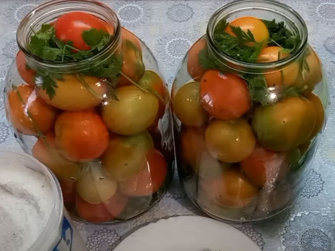 Банки з томатами треба зберігати у льоху