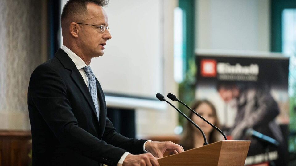 Сійярто заявляв, що через нафту Угорщина блокуватиме допомогу ЄС Україні