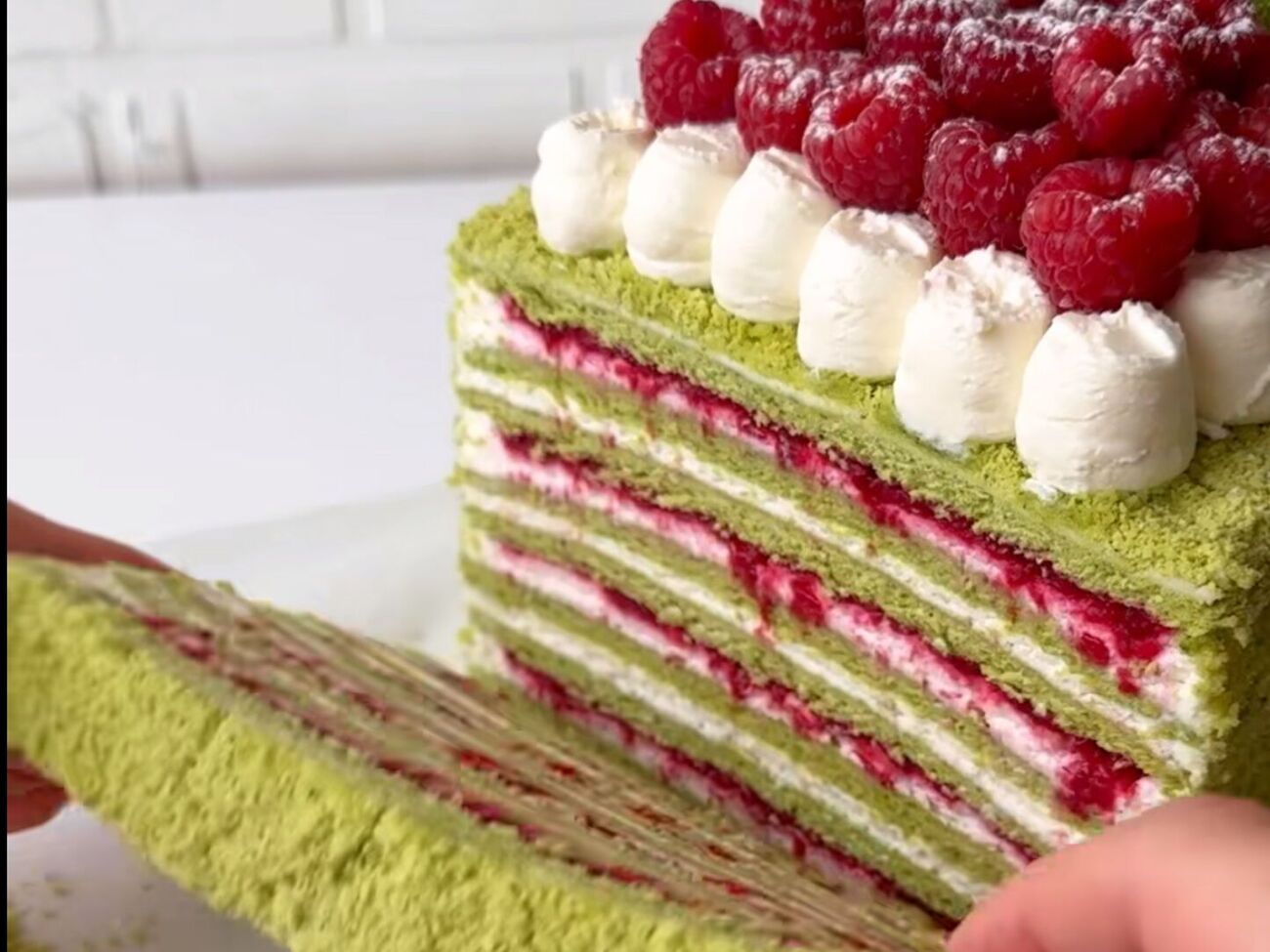 Малиново-шпинатный медовик имеет необычный приятный вкус