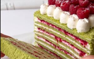 Малиново-шпинатный медовик имеет необычный приятный вкус