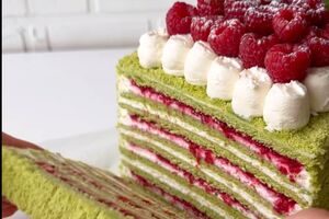 Малиново-шпинатный медовик имеет необычный приятный вкус