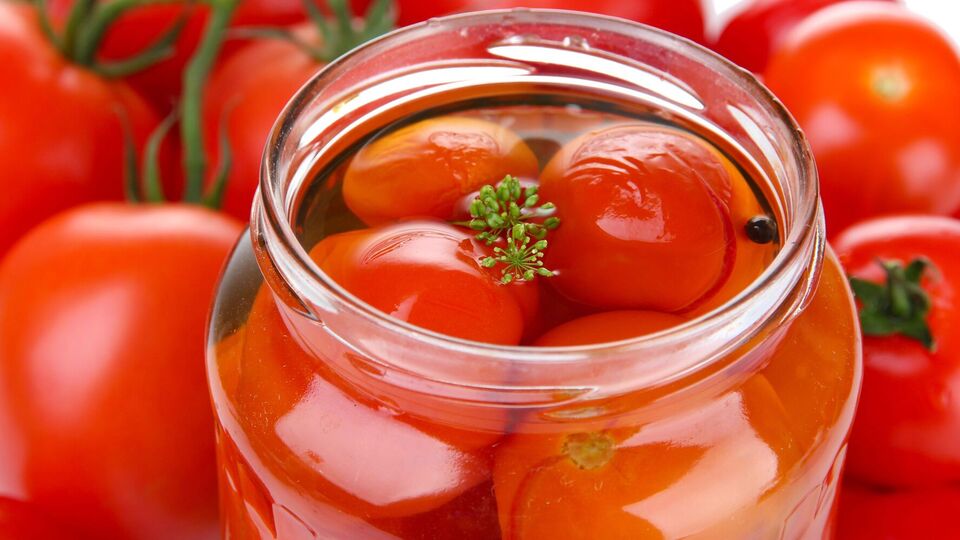 После приготовления переверните банки, заверните их пледом и оставьте на два дня