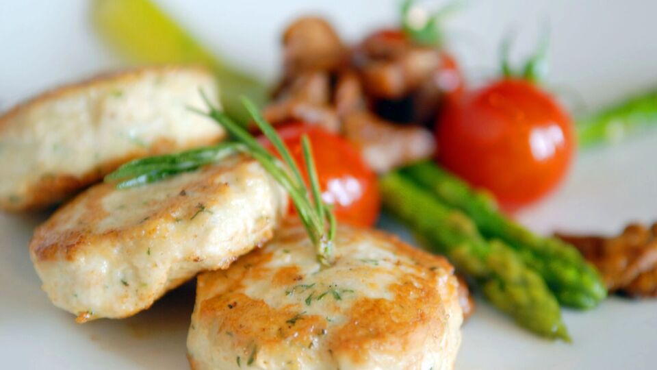 Котлеты жарят до золотистого цвета