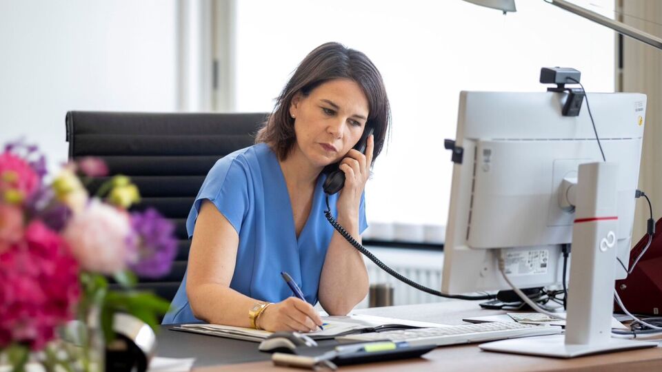 Бербок в прошлом занималась прыжками на батуте