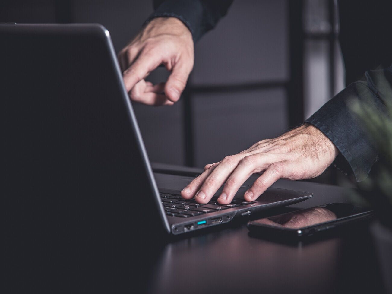 Все атакованные ресурсы были вовлечены в поддержку или финансирование вооруженной агрессии РФ против Украины, говорят источники