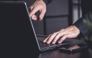 Все атакованные ресурсы были вовлечены в поддержку или финансирование вооруженной агрессии РФ против Украины, говорят источники